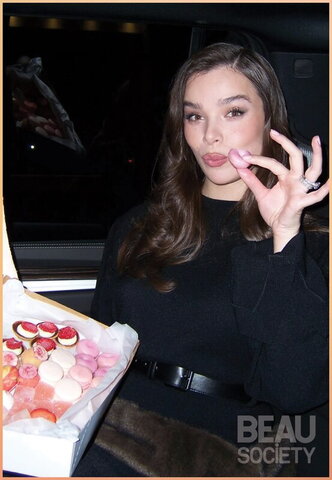 Hailee Steinfeld nude photo 9