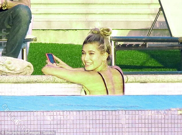 Hailey Bieber nude photo 5