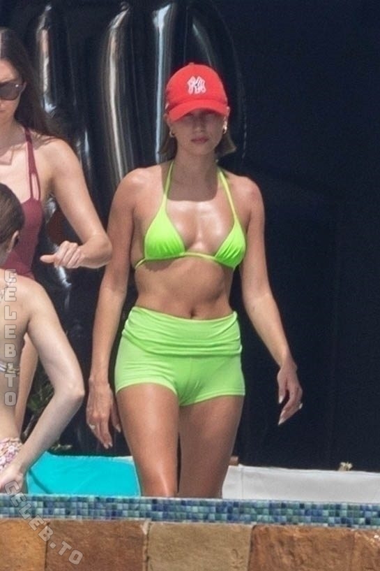 Hailey Bieber nude photo 5