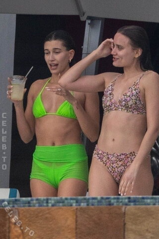 Hailey Bieber nude photo 38
