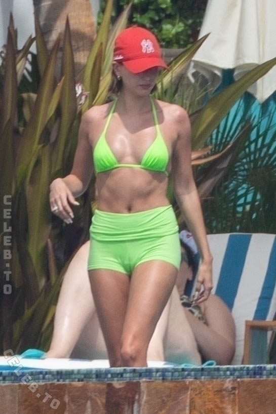 Hailey Bieber nude photo 23