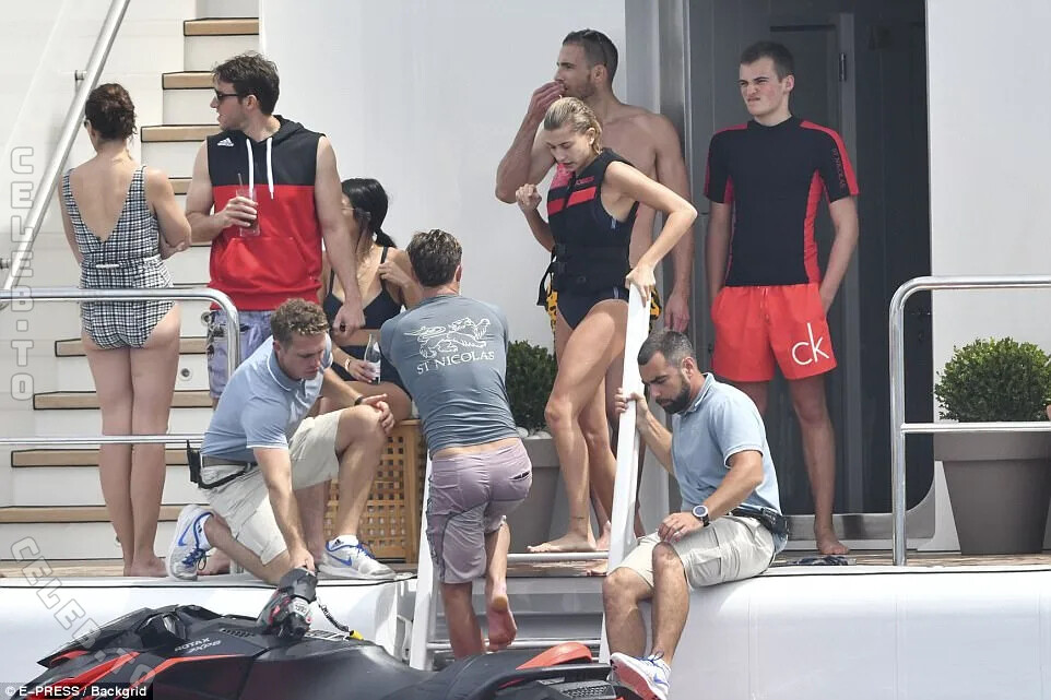 Hailey Bieber nude photo 5