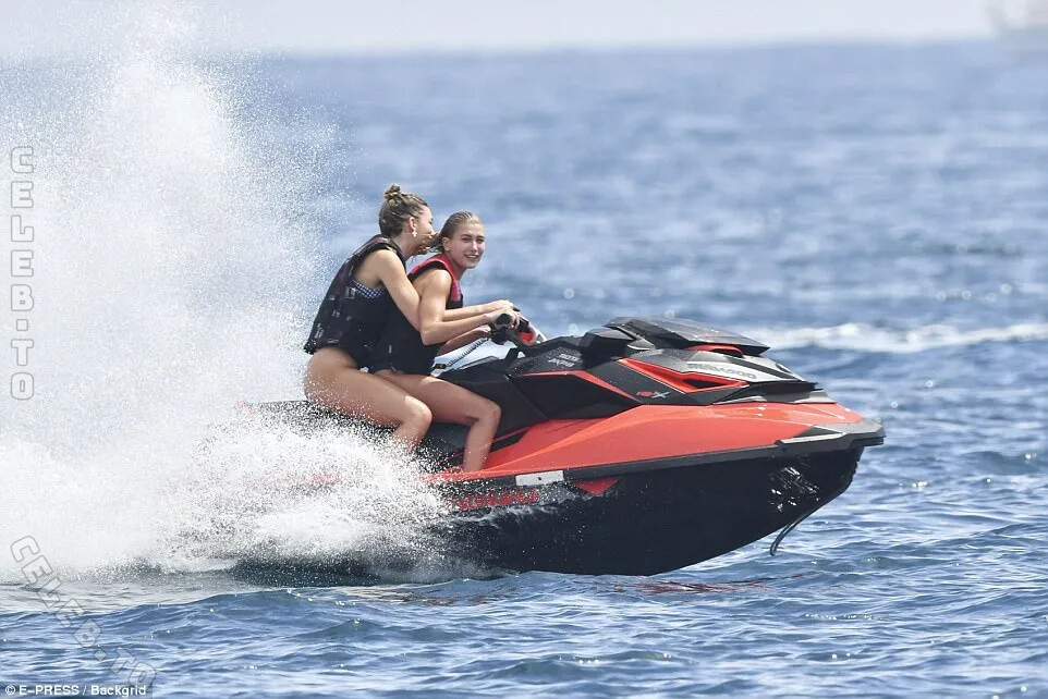Hailey Bieber nude photo 6