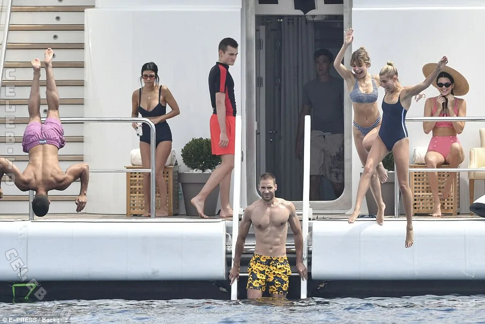 Hailey Bieber nude photo 8