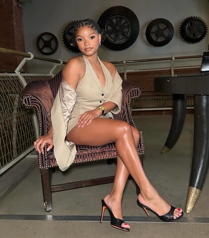 Halle Bailey Sexy (13 photos)