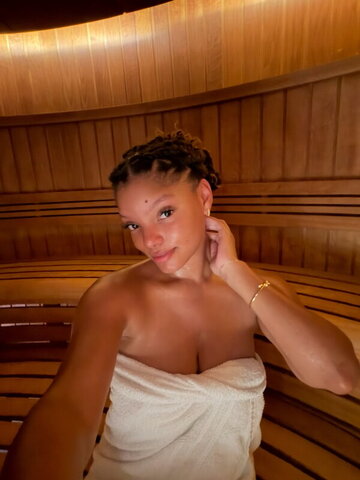Halle Bailey Hot (3 photos)
