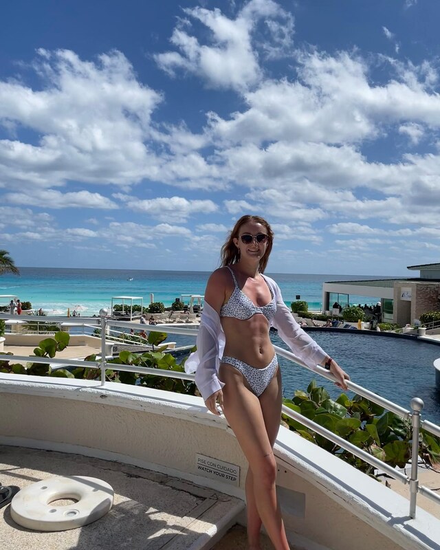 Hanna Laverdiere nude photo 2
