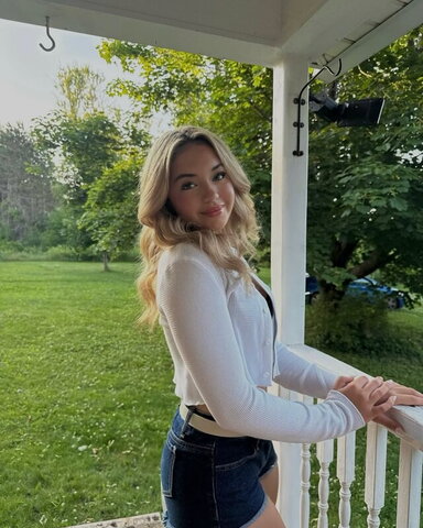 Hannah Bouchard nude photo 6