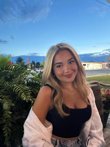 Hannah Bouchard nude photo 2
