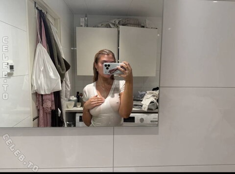 Hannah Bystrom nude photo 4