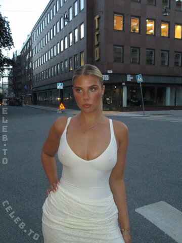 Hannah Bystrom nude photo 2