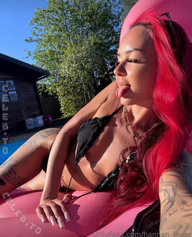 Hannah-Feuer Sexy (2 photos)