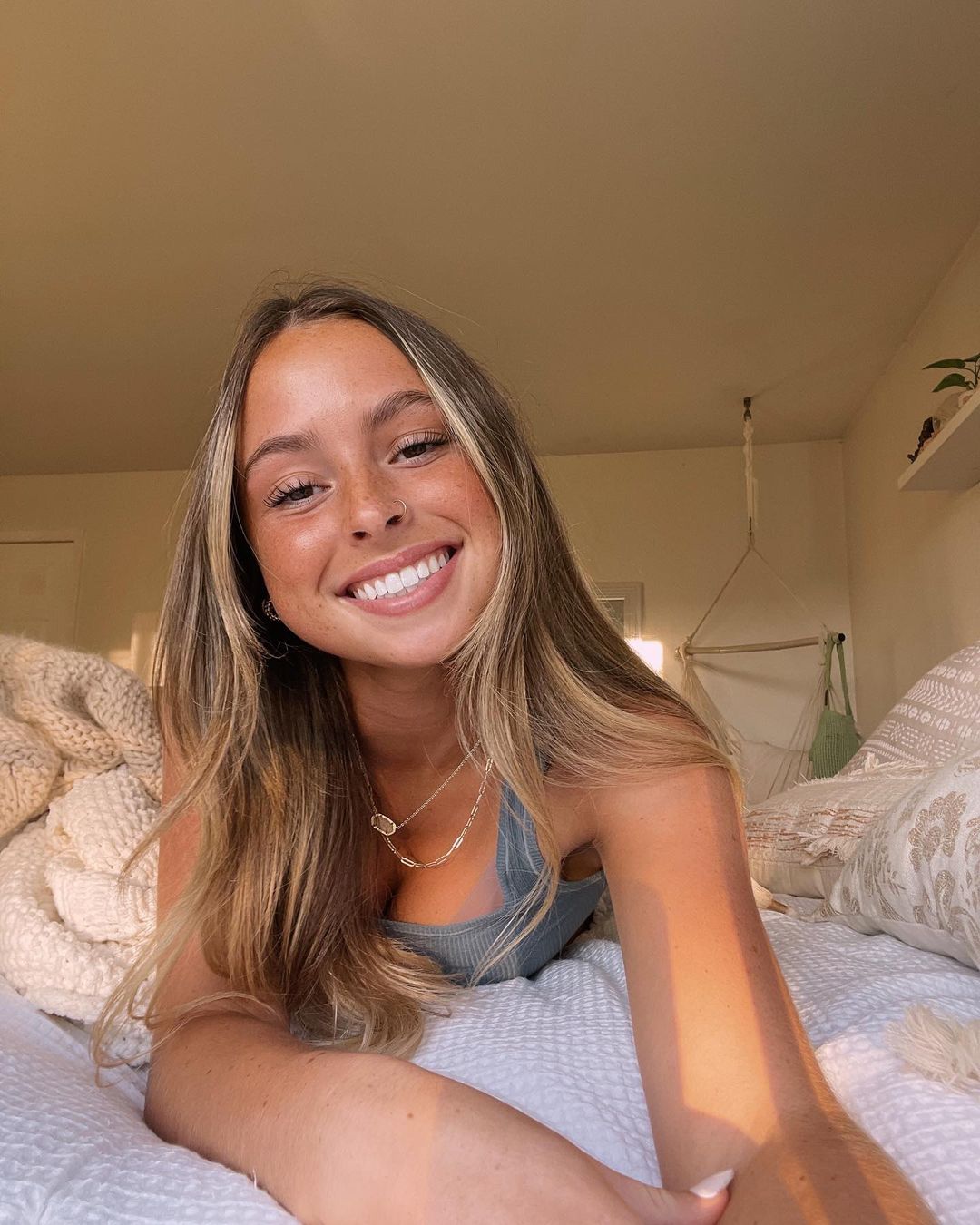 Hannah Glanden nude photo 12