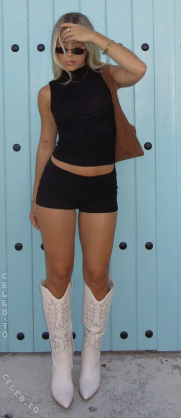 Hannah Lutz nude photo 8