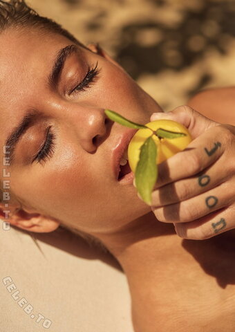 Hannah Soekeland nude photo 4