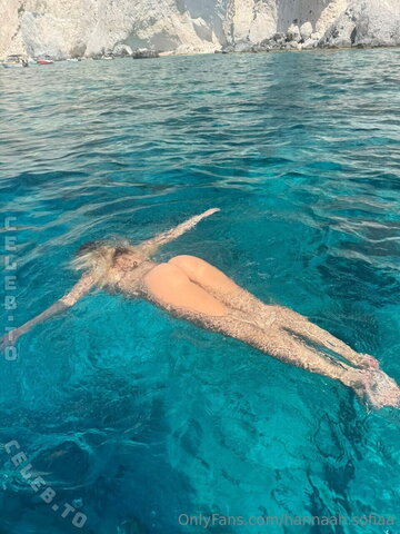 Hannah Sofia – don't look away ...🍑🤭