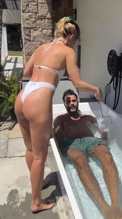 Hannah Stocking nude photo 1