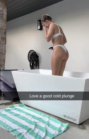 Hannah Stocking nude photo 3