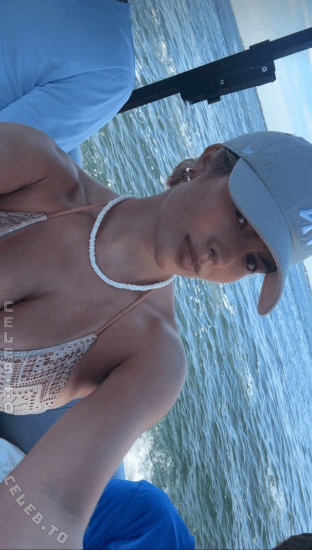 Hannah White nude photo 3