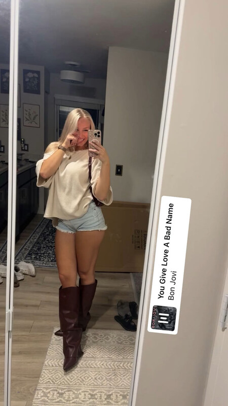Hannah Woods nude photo 3