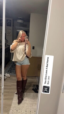 Hannah Woods nude photo 1