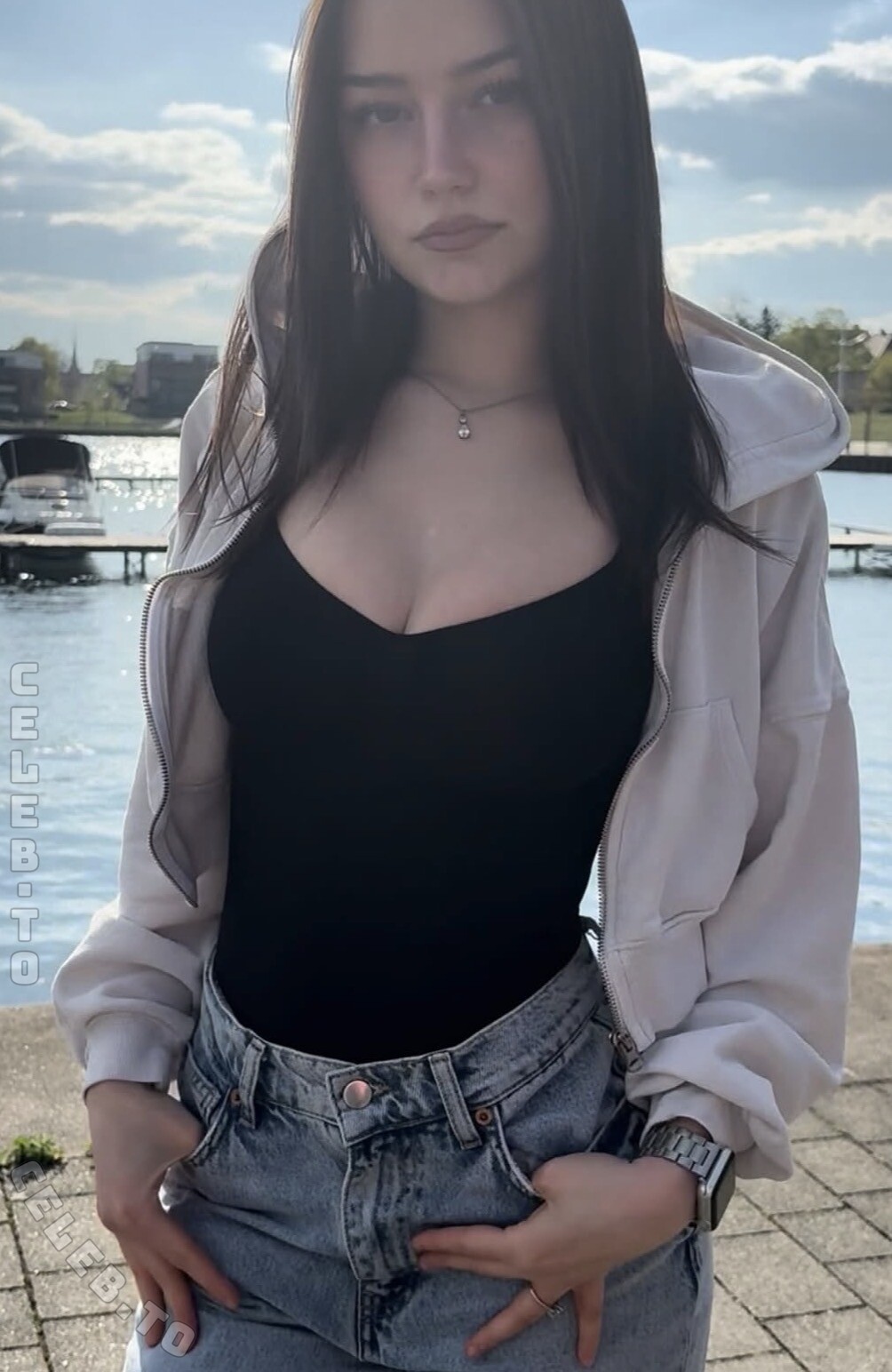 hannahluisienne nude photo 1