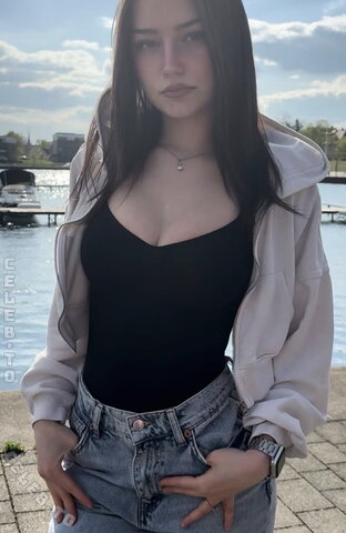 hannahluisienne nude photo 4
