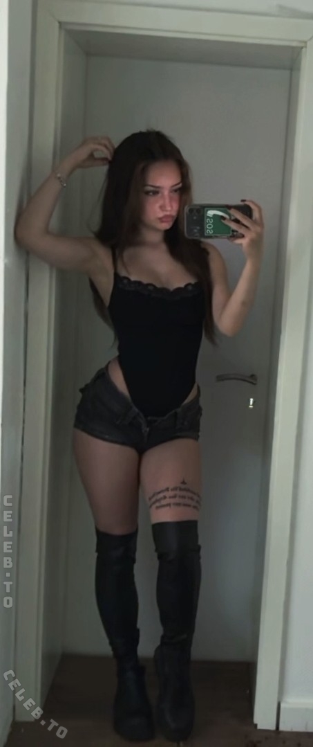 hannahluisienne nude photo 2