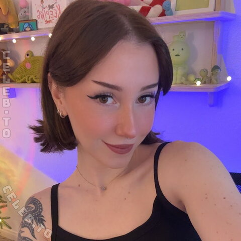 Hanner nude photo 9