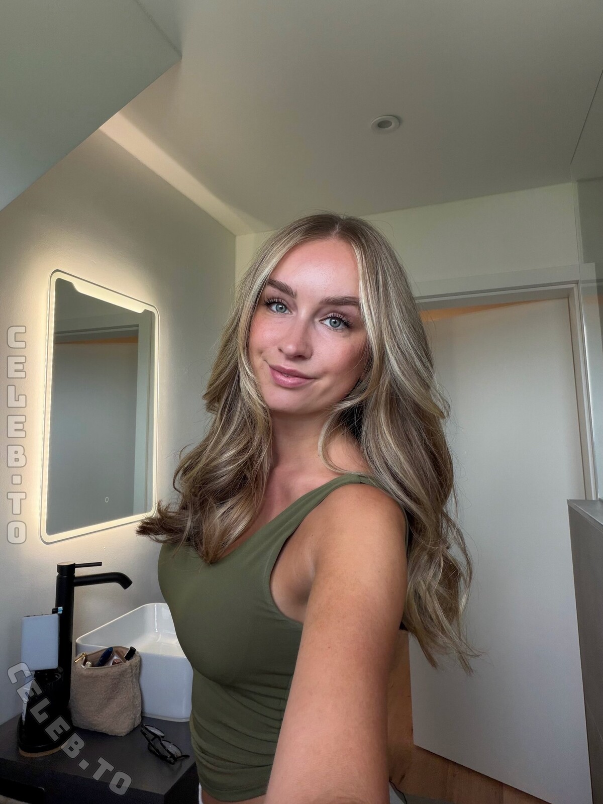 Hannifu nude photo 1