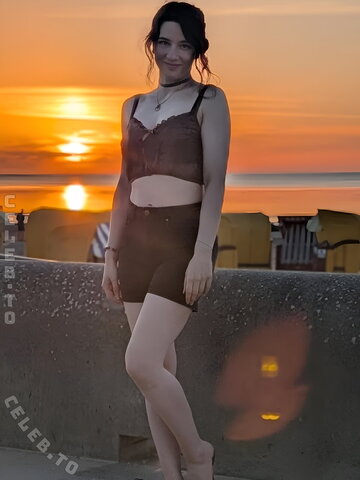 Haselnuuuss nude photo 1