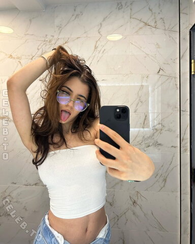 Hastijuneee nude photo 7
