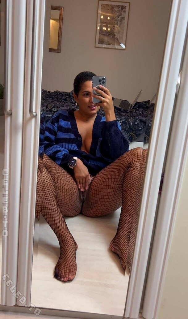 Hayley Alexis nude photo 4