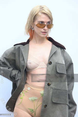 Hayley Williams nude photo 7
