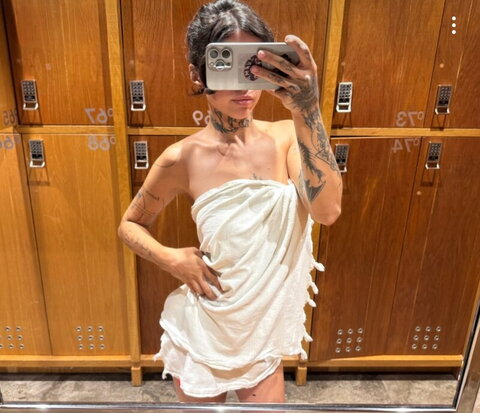 Hazal Bayazit nude photo 4