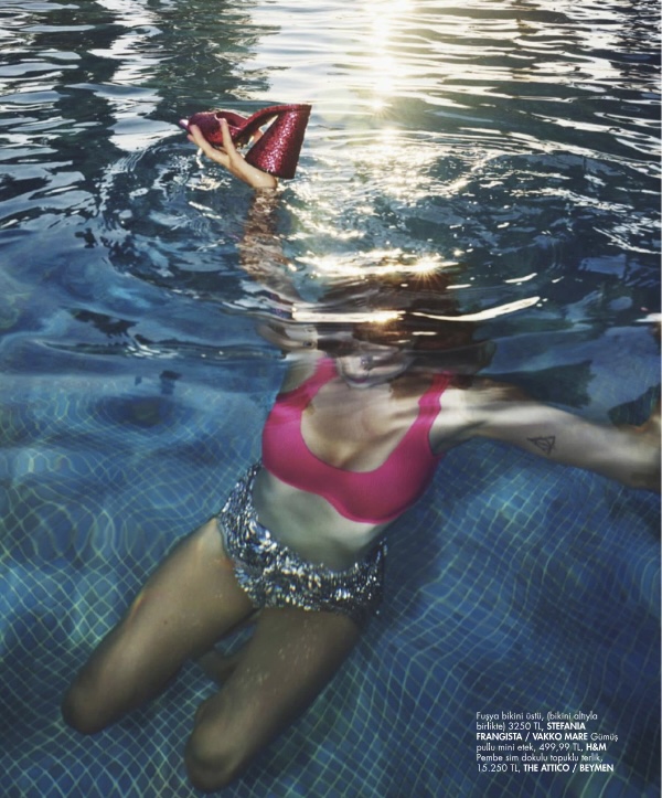 Hazal Kaya nude photo 9