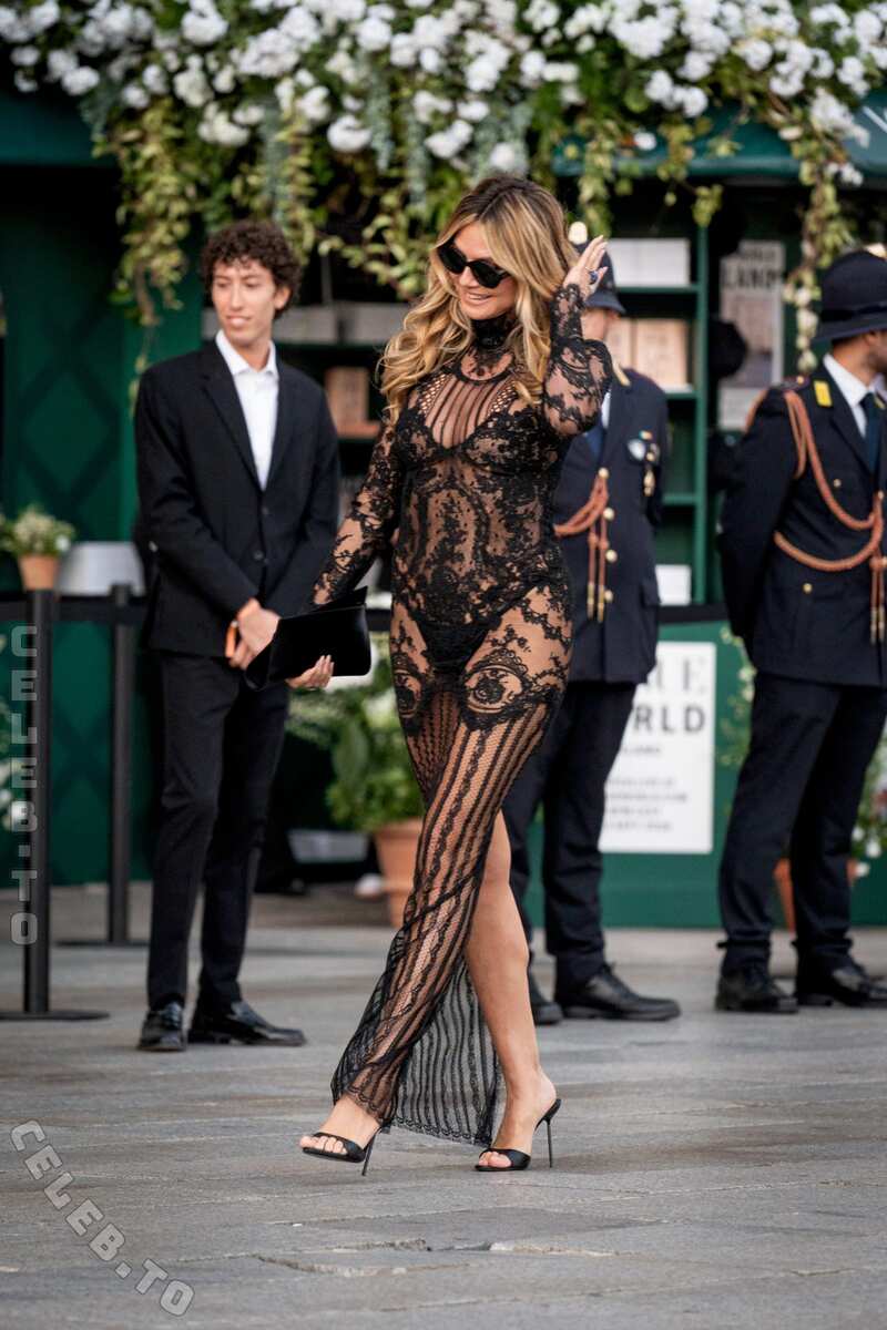 Heidi Klum nude photo 11