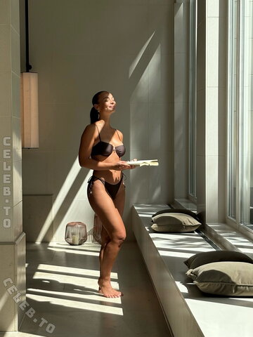 Helen Aurica nude photo 2