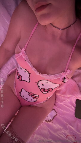 hellokittysara nude photo 12