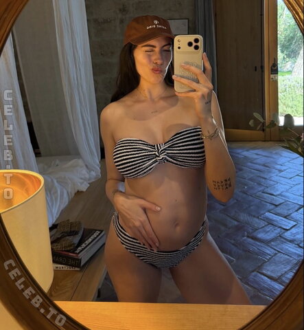 herstoryfeed nude photo 3