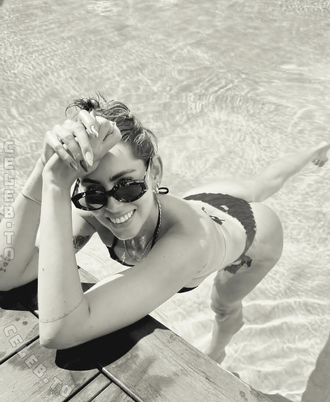 herstoryfeed nude photo 5