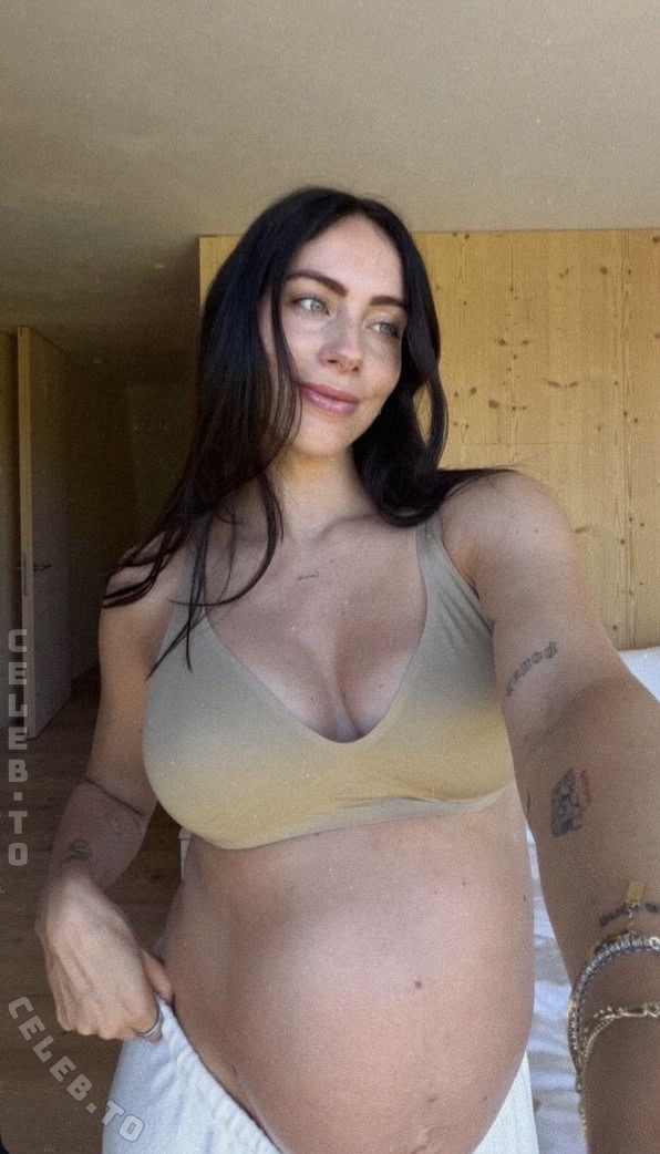 herstoryfeed nude photo 4