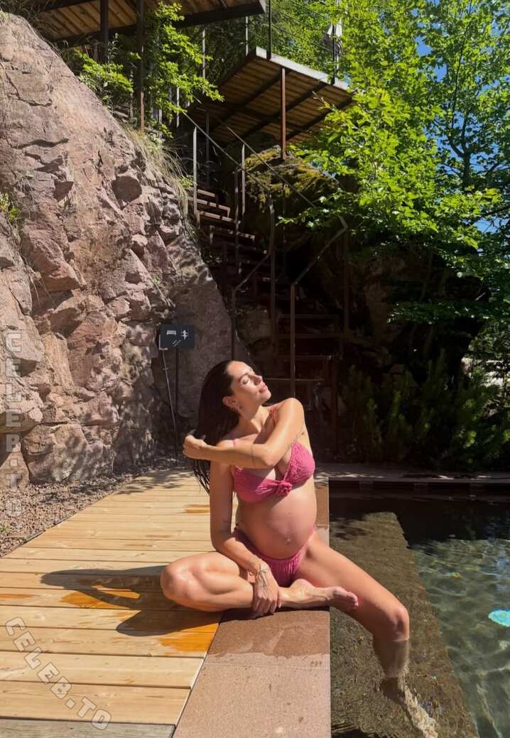 herstoryfeed nude photo 2