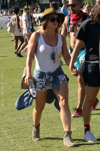 Hillary Duff nude photo 27