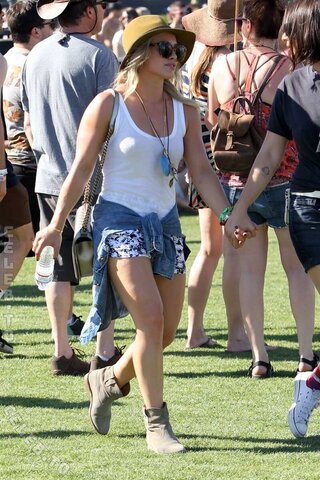 Hillary Duff nude photo 24