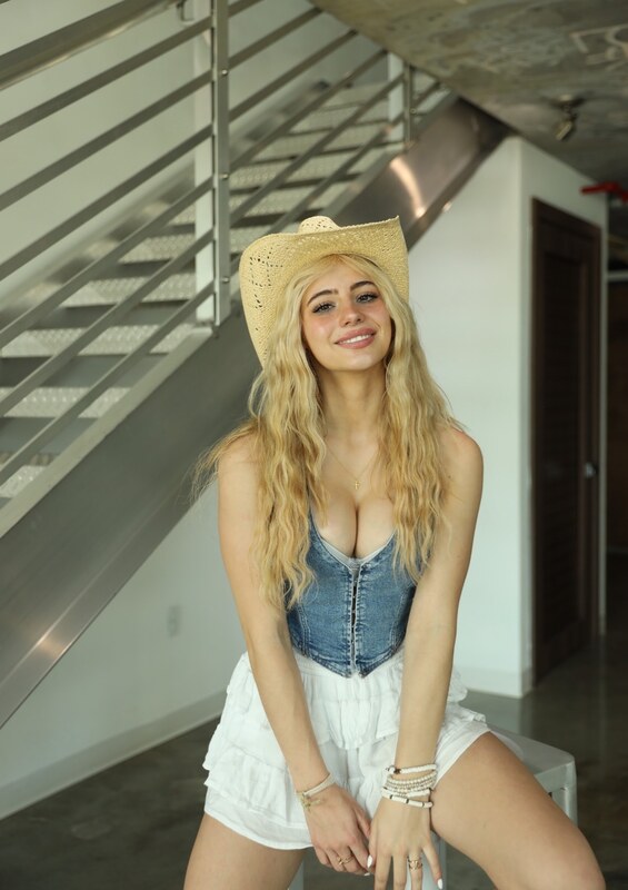Hippicam nude photo 32