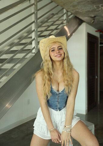 Hippicam nude photo 2