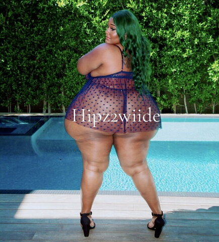 hipz2wide nude photo 4