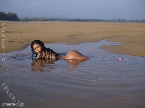 Hiromi nude photo 14