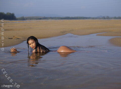 Hiromi nude photo 9